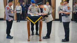  Irjen Pol Lotharia Latif, yang telah menjabat sebagai Kapolda Maluku selama beberapa waktu, menyerahkan tongkat komando kepada Irjen Pol Eddy Sumitro dalam upacara yang khidmat