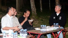 Presiden Joko Widodo didampingi Ibu Iriana Joko Widodo mengajak para penggiat seni dan pemengaruh (influencer) Tanah Air makan malam bersama di kawasan glamping IKN, pada Minggu malam, 28 Juli 2024. Foto: BPMI Setpres/Muchlis Jr