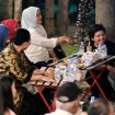 Presiden Joko Widodo didampingi Ibu Iriana Joko Widodo mengajak para penggiat seni dan pemengaruh (influencer) Tanah Air makan malam bersama di kawasan glamping IKN, pada Minggu malam, 28 Juli 2024. Foto: BPMI Setpres/Muchlis Jr