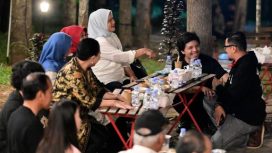 Presiden Joko Widodo didampingi Ibu Iriana Joko Widodo mengajak para penggiat seni dan pemengaruh (influencer) Tanah Air makan malam bersama di kawasan glamping IKN, pada Minggu malam, 28 Juli 2024. Foto: BPMI Setpres/Muchlis Jr