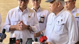 Menteri PUPR Basuki Hadimuljono dan Menteri Perhubungan Budi Karya Sumadi menyampaikan keterangannya kepada awak media usai bertemu dengan Presiden Joko Widodo di Istana Garuda, Kawasan IKN, Provinsi Kalimantan Timur, pada Senin, 29 Juli 2024. Foto: BPMI Setpres/Muchlis Jr