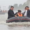 Kim Jong-un, mengunjungi daerah-daerah yang dilanda banjir di Sinuiju dan Kabupaten Uiju pada hari Minggu (28/07)