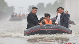 Kim Jong-un, mengunjungi daerah-daerah yang dilanda banjir di Sinuiju dan Kabupaten Uiju pada hari Minggu (28/07)