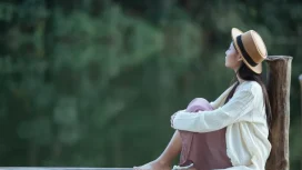 Menjadi seorang introvert bisa menjadi tantangan tersendiri, terutama saat harus berada di keramaian. Situasi semacam itu dapat membuat mereka merasa risih dan cepat lelah