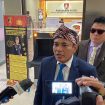 Relawan Presiden Joko Widodo, yang tergabung dalam Pasukan Bawah Tanah (Pasbata), melaporkan pakar telematika Roy Suryo ke Bareskrim Polri