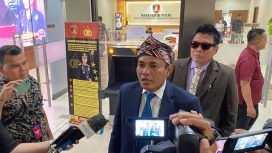 Relawan Presiden Joko Widodo, yang tergabung dalam Pasukan Bawah Tanah (Pasbata), melaporkan pakar telematika Roy Suryo ke Bareskrim Polri