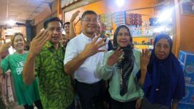 Calon Wakil Gubernur Jawa Barat nomor urut 4, di Pasar Rakyat Johar Karawang pada Rabu (30/10/2024), disambut antusias oleh para pedagang