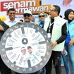 Relawan Balad Dedi Mulyadi-Erwan Setiawan (Bandera) menggelar acara senam Dermawan di Terminal Rawabango, Cianjur, pada Minggu, 20 Oktober 2024