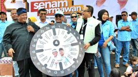 Relawan Balad Dedi Mulyadi-Erwan Setiawan (Bandera) menggelar acara senam Dermawan di Terminal Rawabango, Cianjur, pada Minggu, 20 Oktober 2024
