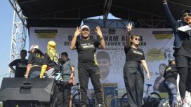Ribuan warga, mayoritas ibu-ibu atau kaum emak-emak, tumpah ruah dalam kegiatan Gebyar Senam Akbar dan Deklarasi Relawan Tim Bengawan yang digelar di Lapangan Adelia, Bojong Rawalumbu, Kota Bekasi pada Sabtu pagi (26/10/2024)