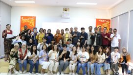 Telkom University menyambut delegasi dari Thailand pada hari Selasa, 22 Oktober 2024, dalam rangkaian kegiatan program Batik Course yang berlangsung hingga Kamis, 24 Oktober 2024