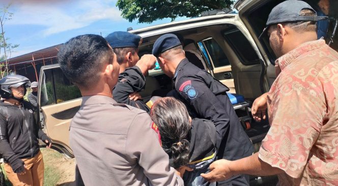 
					Respon Cepat Brimob Aramiyah, Evakuasi Korban Laka Tunggal
