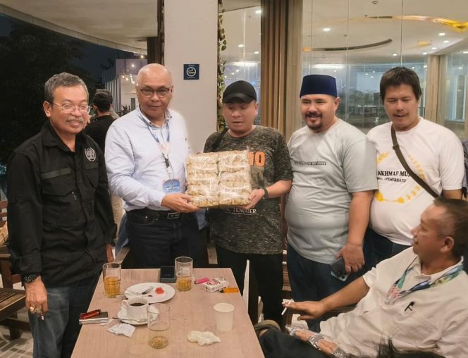 
Aroma Kemenangan Ahmad Munir, PWI Banten Beri Kopi Leuit Baduy sebagai Simbol ‘Melek’ Organisasi