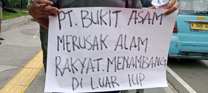 
Ratusan Warga Gelar Aksi Damai di Kantor Pusat PT Bukit Asam, Tuntut Pertanggungjawaban Lingkungan