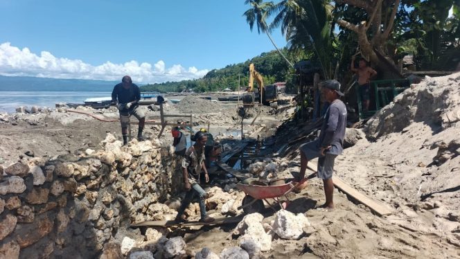 BAHAYA MAUT DI LOKASI! Proyek Rp4,8 M CV. Banggai Cemerlang Langgar K3.Baliho APD Cuma Pajangan, Pekerja Telanjang Kepala!