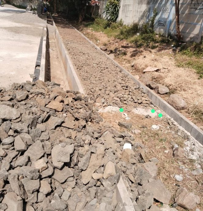 
					Anggaran Rp2,4 Miliar Dipertanyakan: Proyek Rumput Stadion Cibodas Dituding “Asal Jadi” dan Tabrak Standar Konstruksi