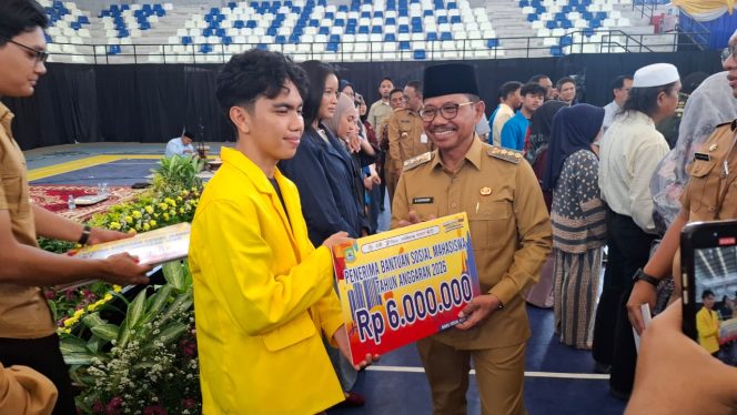 
					Mahakarya Investasi Manusia: Walikota Tangerang Memeluk Mimpi Mahasiswa