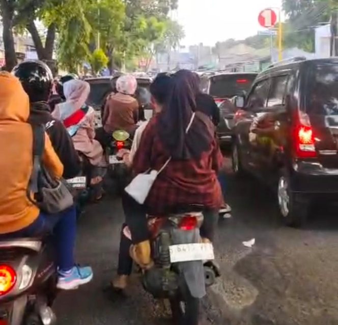 
					Menggugat Marwah Walikota Tangerang di Trotoar Cipondoh: Hukum atau Upeti yang Menang?