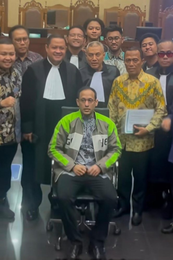 
					Tangis Haru Nadiem Makarim di Sidang Pleidoi Kasus Chromebook, Pilih Pakai Jaket Gojek ketimbang Rompi Tahanan
