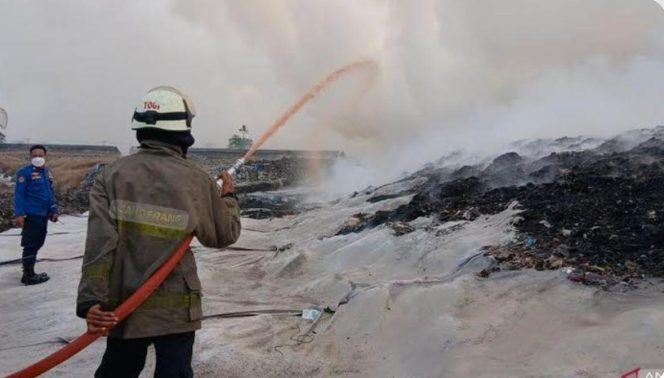 
					Setahun Disegel KLH, TPA Jatiwaringin Terbakar: LBH BONGKAR Cium Kelalaian Hukum!