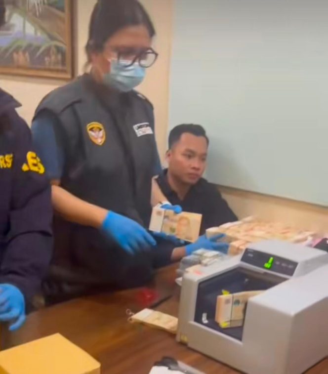 
					Geger! Polisi Temukan Brankas Berisi Uang Fantastis di Balik Etalase Kafe Kawasan Cipete