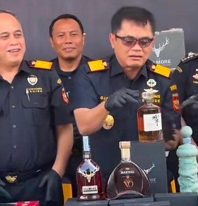
					Operasi Gabungan Bea Cukai Bongkar Penimbunan Miras Berpita Cukai Palsu Senilai Rp 12,55 Miliar