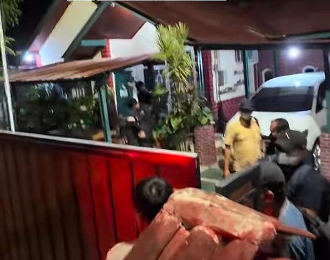 
					KPK Geledah Rumah Mantan Pj Wali Kota Bengkulu Arif Gunadi, 4 Koper Berkas Disita!