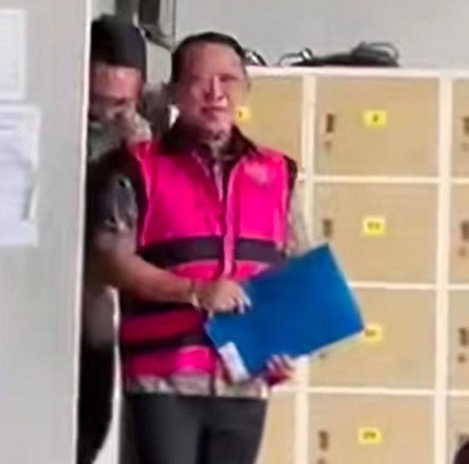 
					Eks Jampidsus Febrie Adriansyah Resmi Kenakan Rompi Pink Tahanan dan Diborgol