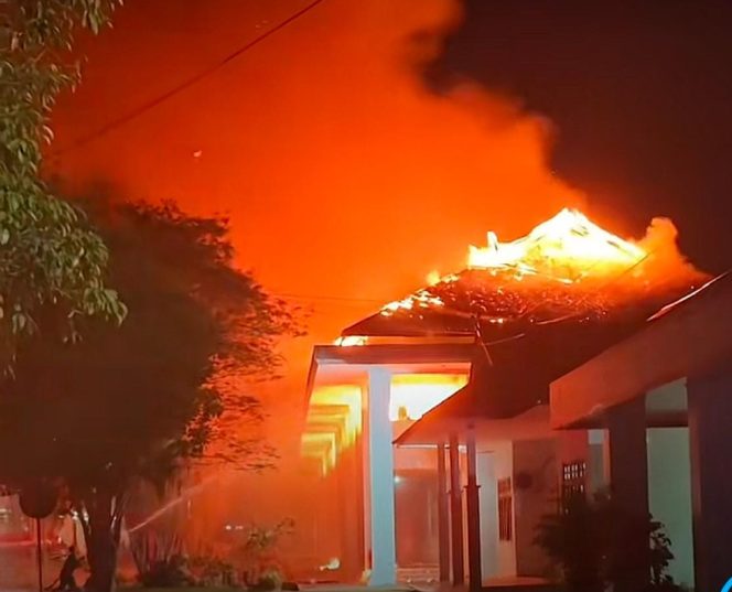 
					Dini Hari Mencekam: Atap Gedung Utama Kantor Gubernur Kalteng Ludes