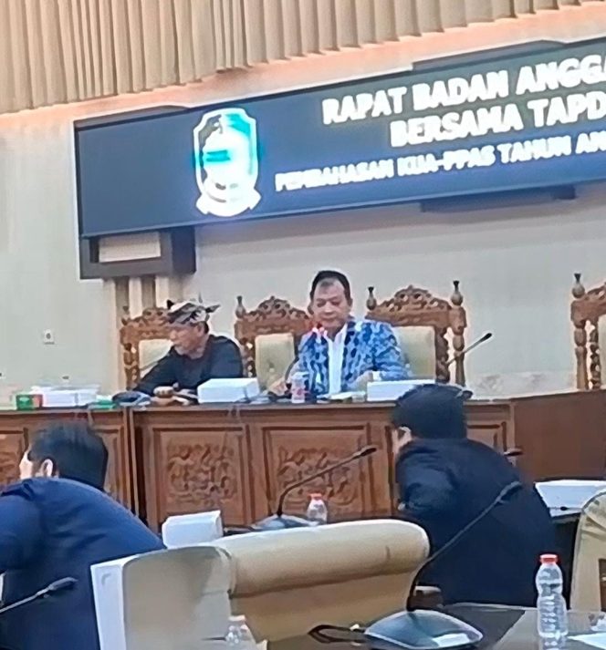 
					Rapat KUA-PPAS Banyuwangi Memanas: Tudingan ‘Sembunyikan Anggaran’ Berujung Aksi Tendang Pintu