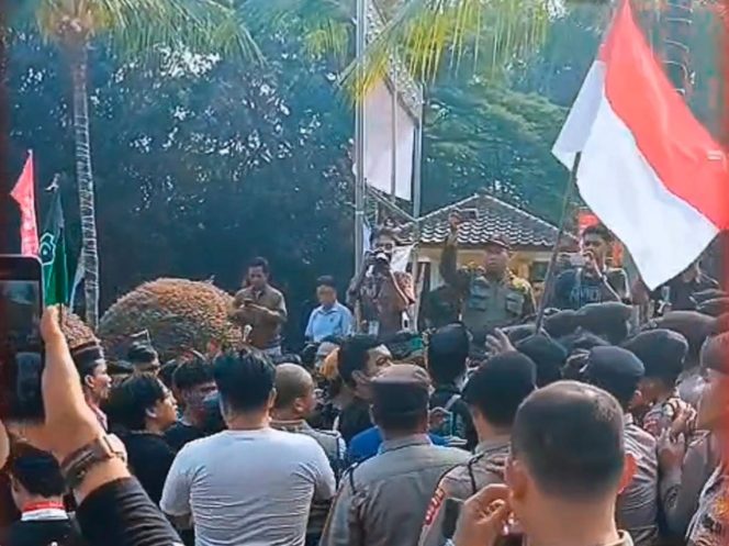
					Aksi Demo Mahasiswa di Kantor Bupati Tangerang Memanas: Diwarnai Kericuhan dan Pembakaran Ban