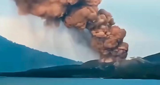 
					Anak Krakatau Kembali Erupsi, Kolom Abu Capai 557 Meter di Atas Permukaan Laut