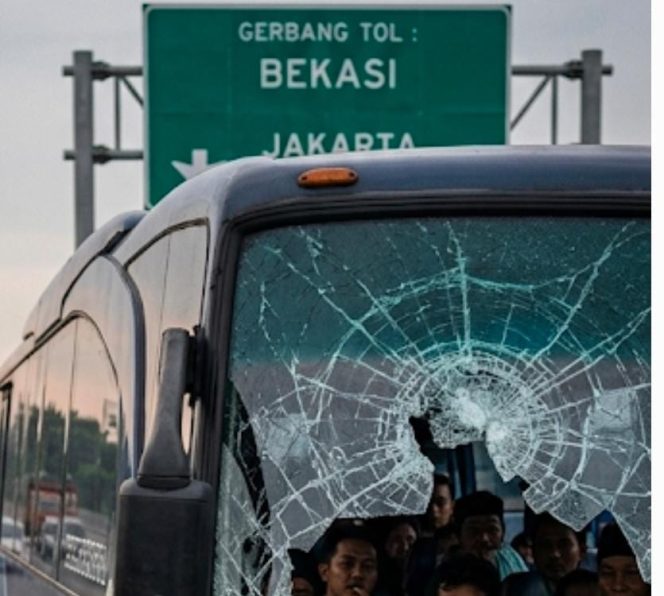 
					TEROR DI JALAN TOL: Bus Rombongan Massa AMPB Dilempar Batu Saat Menuju Gedung DPR RI