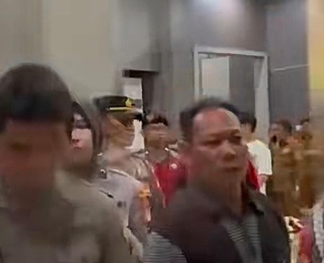 
					Aksi Unjuk Rasa Memanas di Kantor Bupati Gowa, Massa Menerobos Masuk Koridor Ruang Kerja Bupati