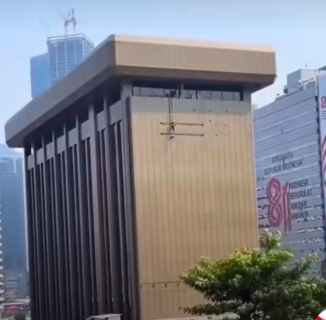 
					Misteri Hilangnya Logo Bank Mandiri di Wisma Mandiri di Tengah Polemik Pembekuan Rekening Koordinator AMPB