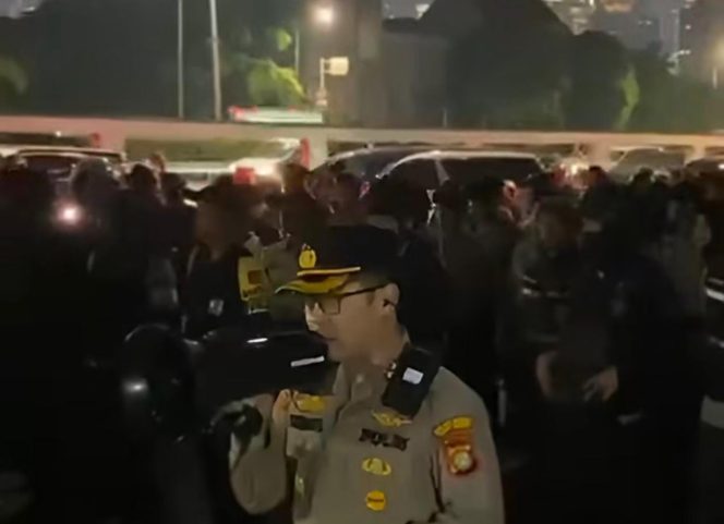 
					Melebihi Batas Waktu Aspirasi, Aparat Kepolisian Pembubarkan Massa AMPB di Depan Gedung DPR RI