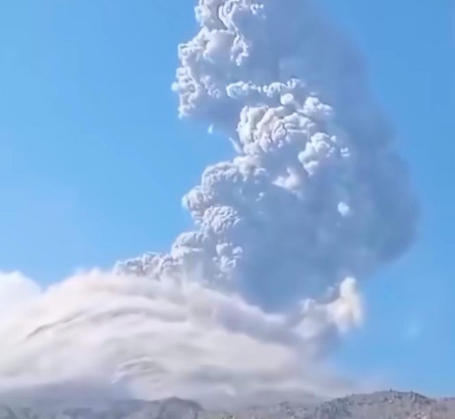 
					Dentuman Kuat Guncang Flores Timur: Gunung Lewotobi Laki-laki Kembali Erupsi, Kolom Abu Capai 2.500 Meter