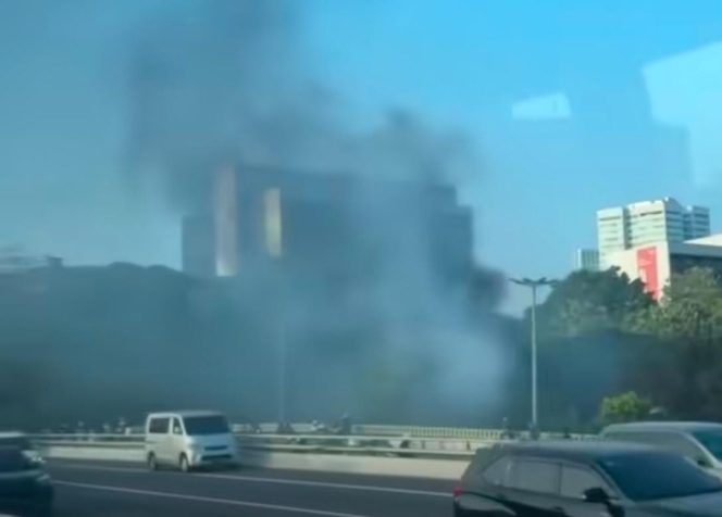 
					Bentrok Pecah, Ormas, Warga, dan Kepolisian Terlibat Aksi Masa di Slipi