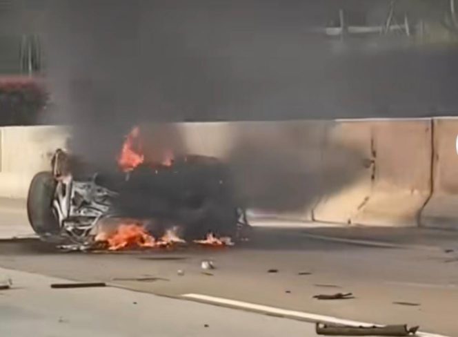 
					Tabrak Truk di Tol Serpong-Cinere: Mobil Subaru Hangus Terbakar, 2 Orang Luka-Luka