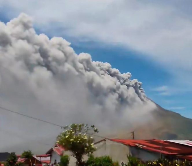 
					Gunung Sinabung Kembali Erupsi, Kolom Abu Tebal Membumbung di Langit Tanah Karo