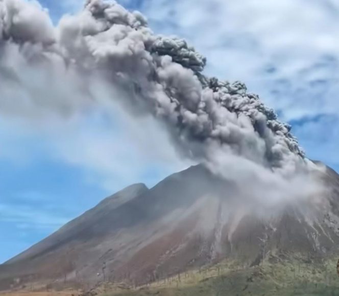 
					Update Terbaru!! Abu Vulkanik 3.500 Meter Ancam Sektor Selatan dan Tenggara Karo