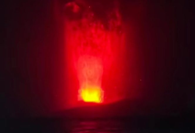 
					Berstatus Siaga! Anak Krakatau Erupsi Menerus, Semburkan Air Mancur Lava dan Suara Dentuman