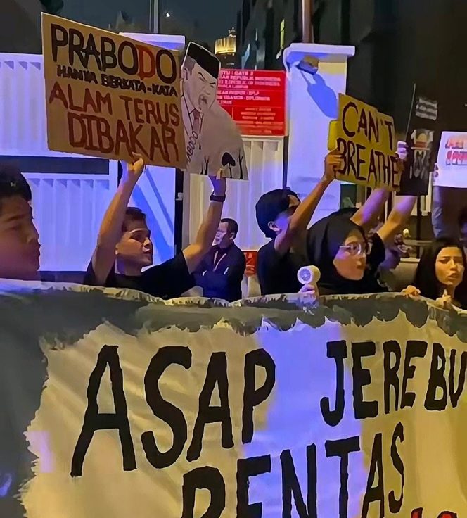 
					Aksi Protes di KBRI Kuala Lumpur: Aktivis Malaysia Desak Presiden Prabowo Atasi Kabut Asap Lintas Batas