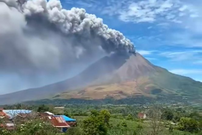 
					Aktivitas Vulkanik Meningkat, Gunung Sinabung Naik ke Level III Siaga