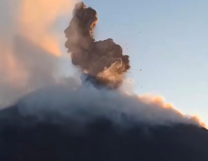 
					Gunung Ili Lewotolok Kembali Erupsi, Kolom Abu Setinggi 400 Meter Mengarah ke Barat