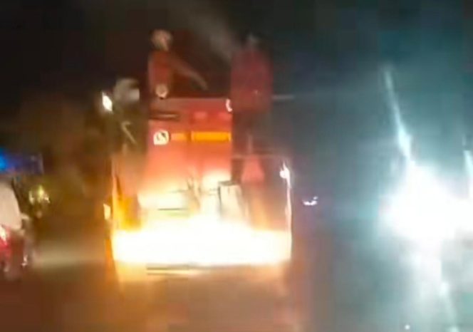 
					Diterjang Debu Vulkanik, Pemkot Bandar Lampung Semprot Jalan Protokol