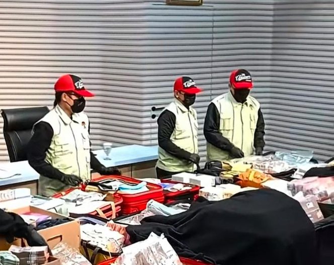 
					Uang Sitaan KPK Rp106,3 Miliar dari OTT Suap HGB Bogor
