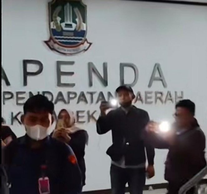 
					Dugaan Korupsi BUMD, Penyidik Jam Pidsus Kejagung Geledah Kantor Bapenda Kota Bekasi