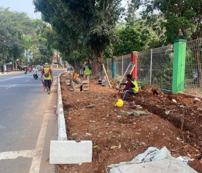 
					Proyek Pedestrian Rp9,4 Miliar di Tangsel Terancam Molor, Pagar Beton Berdiri di Atas GSJ