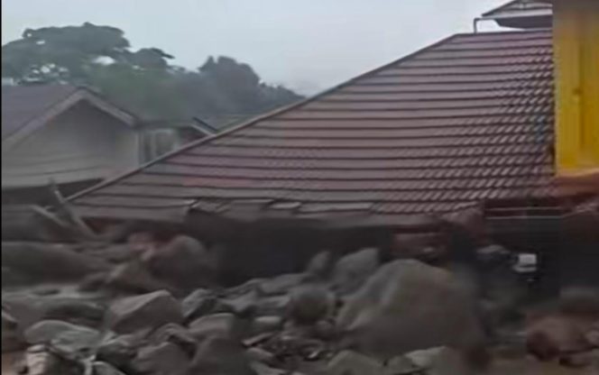 
					Banjir Bandang Terjang Kantor Bupati Solok, 1 Warga Dilaporkan Hilang